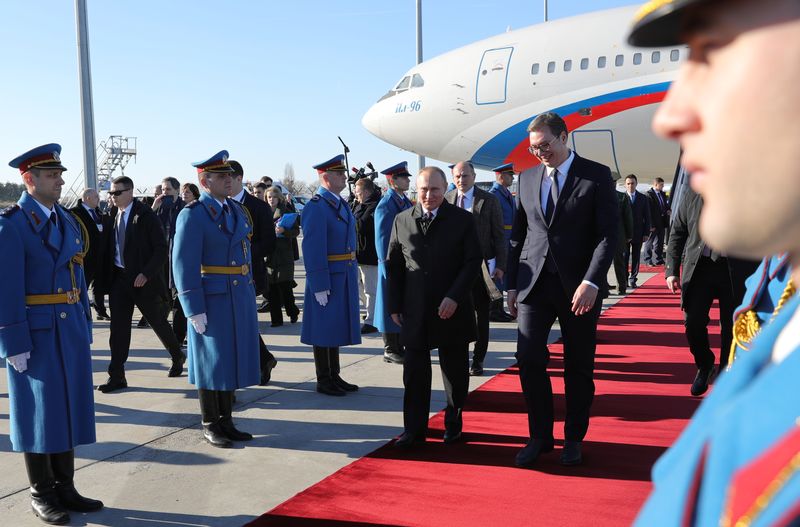 © Reuters. Russian President Vladimir Putin visits Serbia