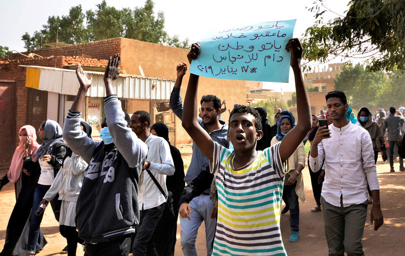 © Reuters. لجنة أطباء مرتبطة بالمعارضة السودانية: مقتل طبيب وطفل في احتجاجات السودان