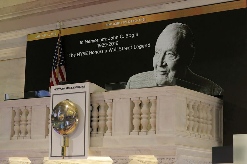 © Reuters. FILE PHOTO: A tribute to Jack Bogle, founder and retired CEO of The Vanguard Group, is displayed on the bell balcony over the trading floor of the NYSE in New York