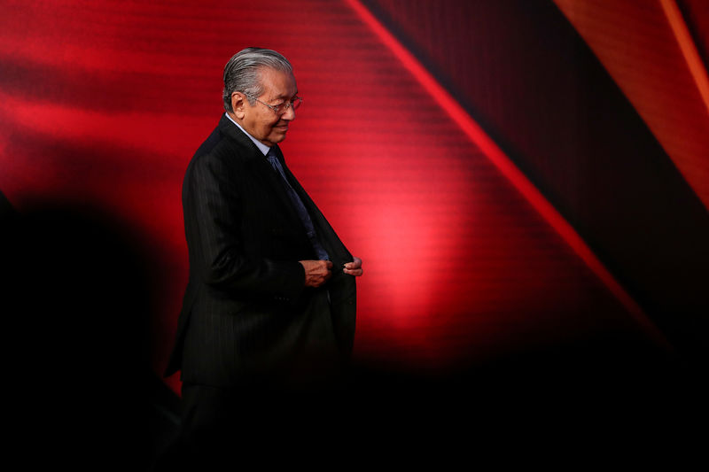 © Reuters. FILE PHOTO: Malaysia Prime Minister Mahathir Mohamad arrives at the APEC CEO Summit 2018 at Port Moresby, Papua New Guinea