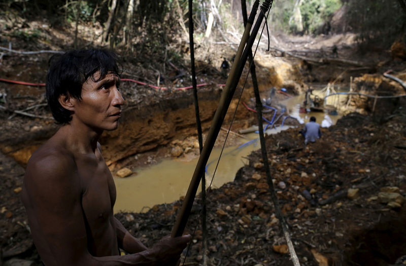 © Reuters. FILE PHOTO: An Yanomami indian stands near an illegal gold mine during Brazil’s environmental agency operation against illegal gold mining on indigenous land