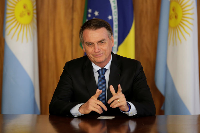 © Reuters. Brazil's President Jair Bolsonaro gestures during a meeting with Argentina's President Mauricio Macri, at the Planalto Palace in Brasilia