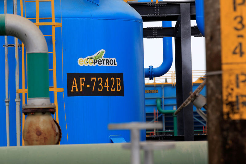 © Reuters. FILE PHOTO: A storage tank is seen at Ecopetrol's Castilla oil rig platform, in Castilla La Nueva