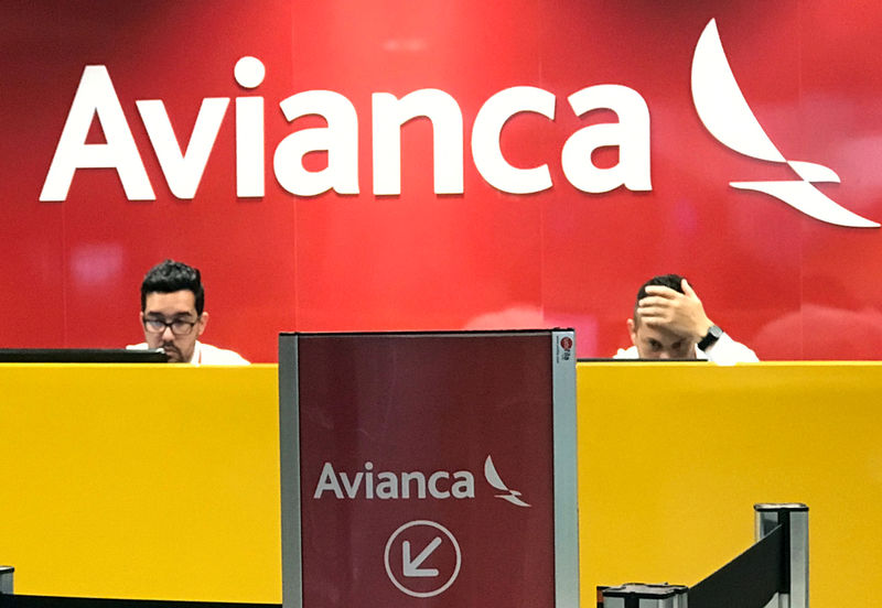 © Reuters. Funcionários da Avianca no aeroporto Afonso Pena, em São José dos Pinhais