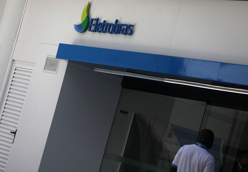 © Reuters. A person walks past in front of the headquarters of Brazil's power company Eletrobras in Rio de Janeiro