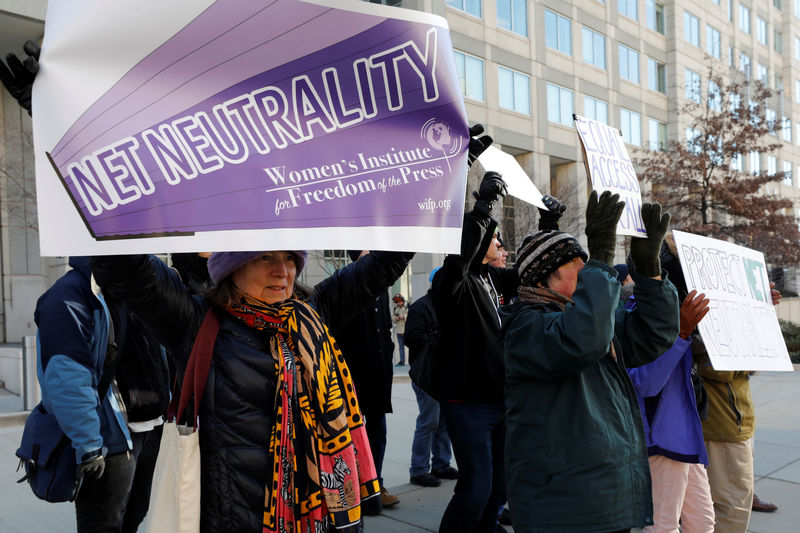 © Reuters. FILE PHOTO:  Net neutrality advocates rally in front of the Federal Communications Commission in Washington