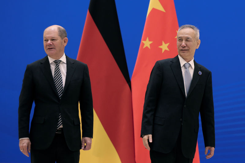 © Reuters. German Finance Minister Olaf Scholz, left, and Chinese Vice Premier Liu He arrive for the China-Germany High Level Financial Dialogue at the Diaoyutai State Guesthouse in Beijing