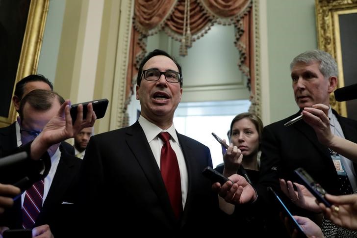 © Reuters. U.S. Treasury Secretary Steve Mnuchin speaks to Capitol Hill reporters in Washington