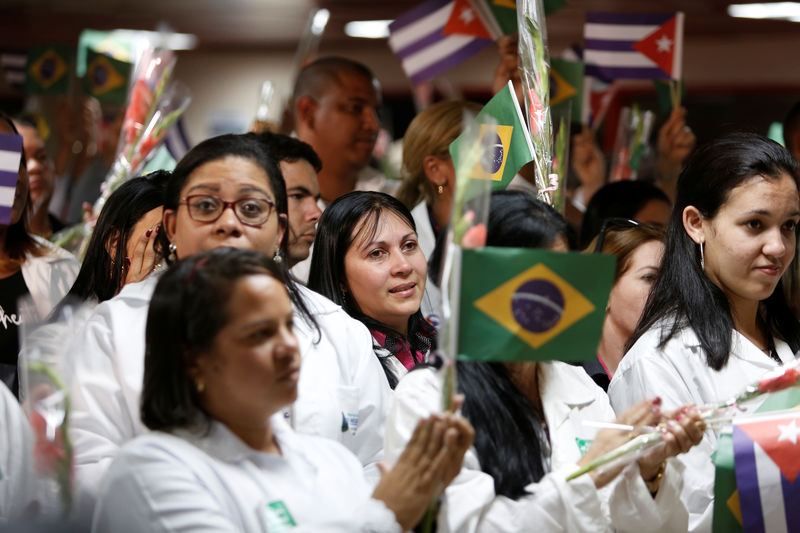 © Reuters. Venezuela recibirá a 2.000 médicos cubanos que salieron de Brasil