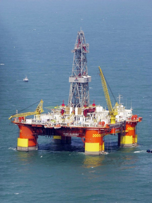 © Reuters. محللون: أمريكا قد تخفض عدد الاستثناءات من عقوبات إيران النفطية في مايو