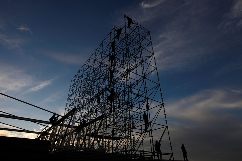 © Reuters. Employees work on the construction of a metal structure at Iracema beach in Fortaleza