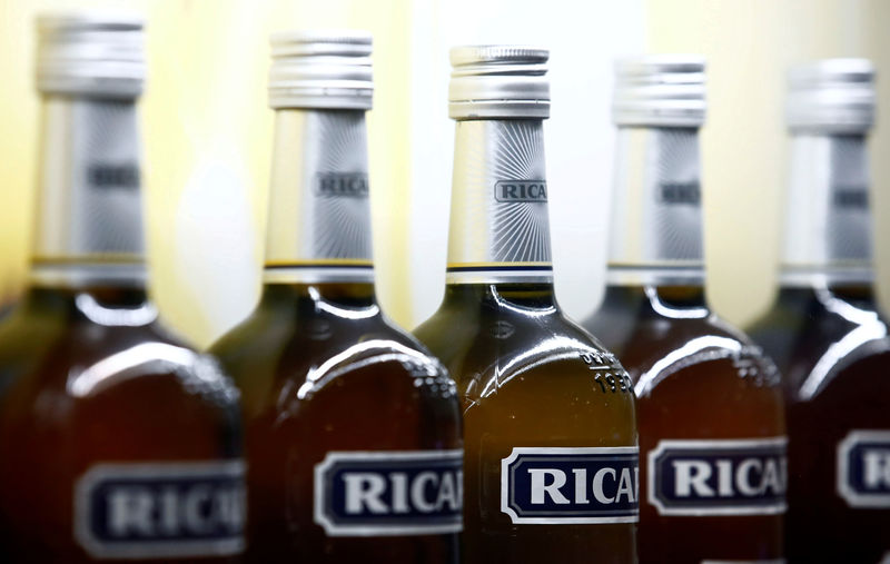 © Reuters. FILE PHOTO: A logo is seen on a bottle of the Ricard aniseed-flavoured beverage displayed during French drinks maker Pernod Ricard news conference to announce the company annual results in Paris