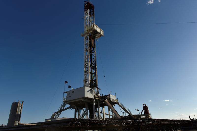 © Reuters. Буровая установка в нефтяном бассейне Permian вблизи Мидленда