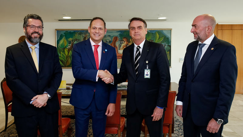 © Reuters. Presidente Jair Bolsonaro cumprimenta presidente da Suprema Corte da Venezuela no exílio, Miguel Angel Martin, em Brasília