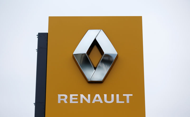 © Reuters. The logo of French car manufacturer Renault is seen at a dealership of the company in Strasbourg