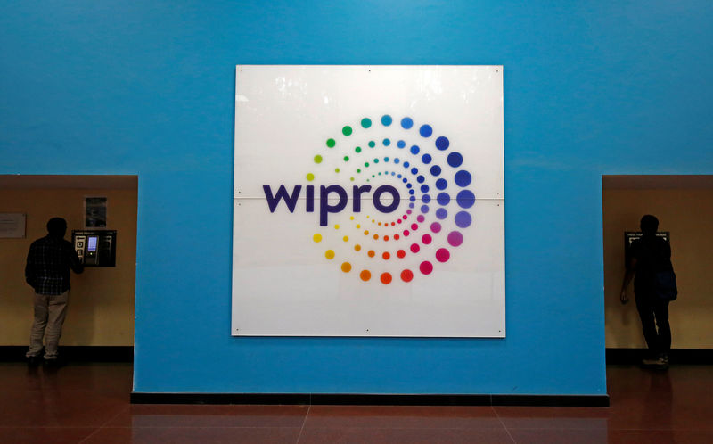© Reuters. FILE PHOTO - The logo of Wipro is seen inside the company's headquarters in Bengaluru