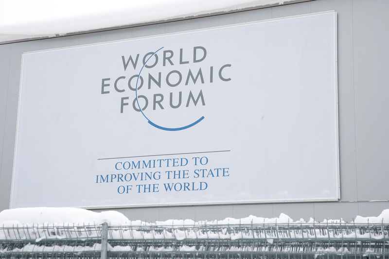 © Reuters. Logo do Fórum Econômico Mundial em Davos, na Suíça