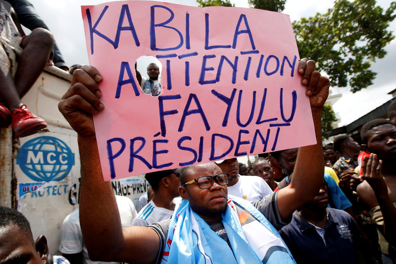 © Reuters. FILE PHOTO: Supporters of the runner-up in Democratic Republic of Congo's presidential election, Martin Fayulu hold a sign before a political rally in Kinshasa