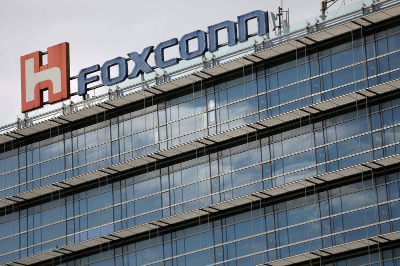 © Reuters. The logo of Foxconn, the trading name of Hon Hai Precision Industry, is seen on top of the company's building in Taipei
