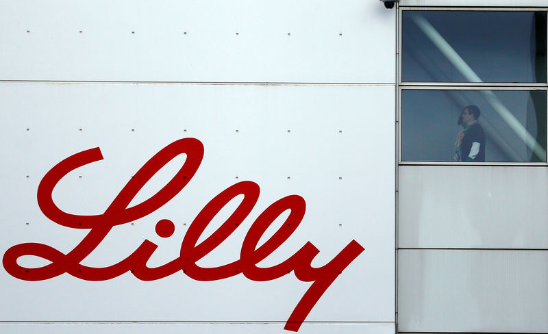 © Reuters. The logo of Lilly is seen on a wall of the Lilly France company unit, part of the Eli Lilly and Co drugmaker group, in Fegersheim near Strasbourg