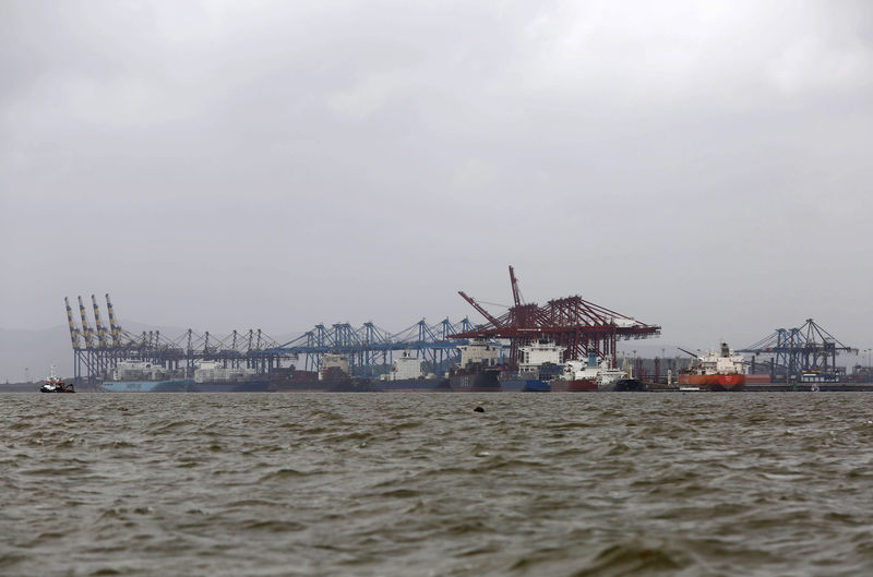 © Reuters. هيئة هندية تأمر وحدات تابعة لموانئ دبي وميرسك بسحب إخطارات لعملاء بميناء مومباي
