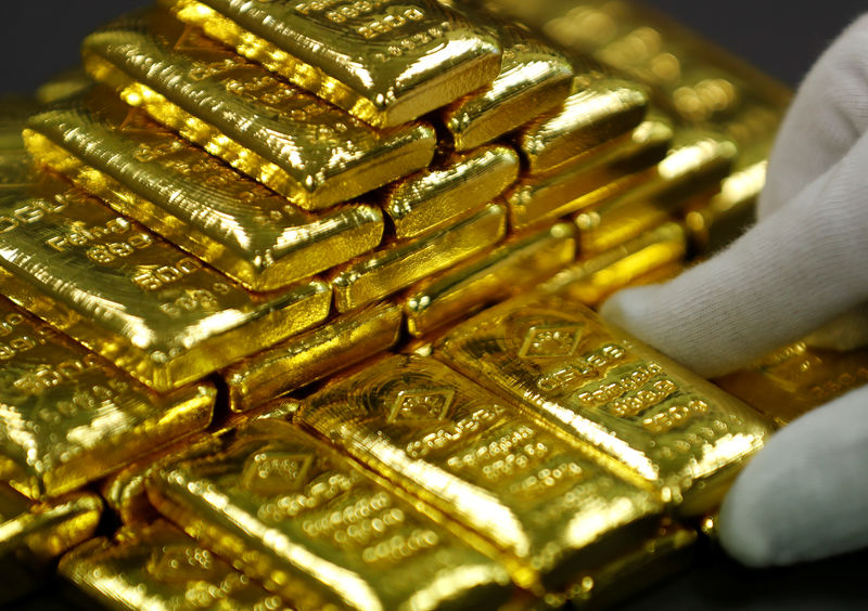 © Reuters. الذهب يهبط مع زيادة الإقبال على المخاطرة والبلاديوم يتماسك فوق مستوى 1400 دولار