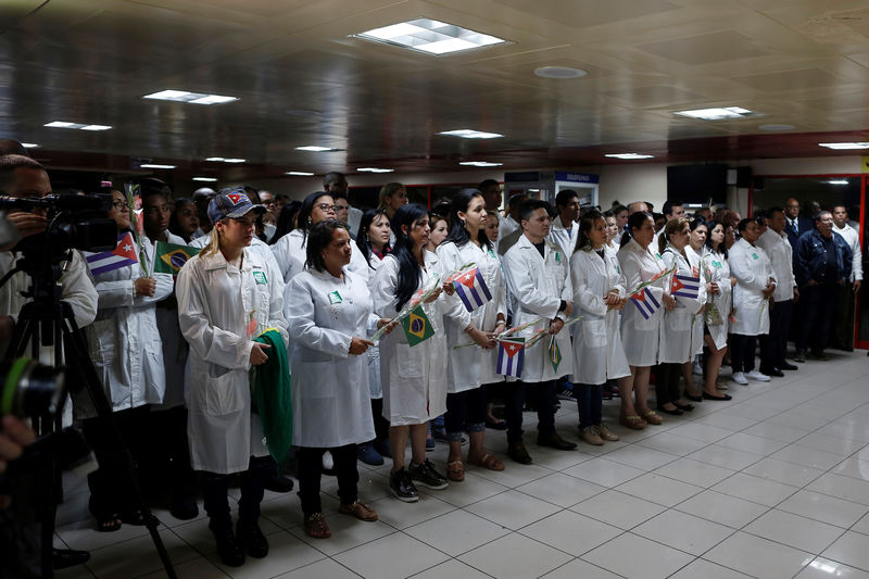 © Reuters. Cerimônia de recepção em Havana a médicos cubanos que deixaram o Brasil