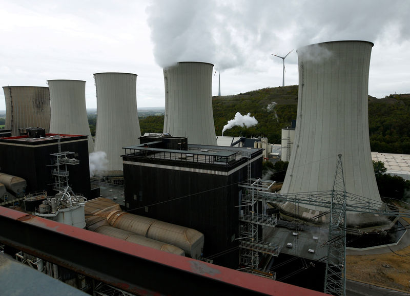 © Reuters. FILE PHOTO: Uniper's Scholven coal power plant is pictured in Gelsenkirchen, Germany
