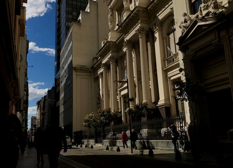 © Reuters. FILE PHOTO: People walk by Argentina’s central bank in Buenos Aires’ financial district