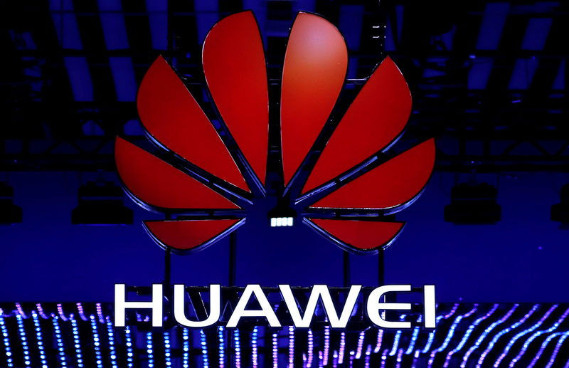 © Reuters. FILE PHOTO: FILE PHOTO: The Huawei logo is seen at the Mobile World Congress in Barcelona, Spain
