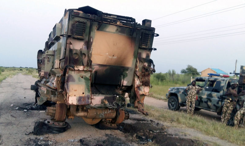 © Reuters. وكالات إغاثة: مسلحون يقتلون أكثر من 100 جندي في نيجيريا وفرار الآلاف