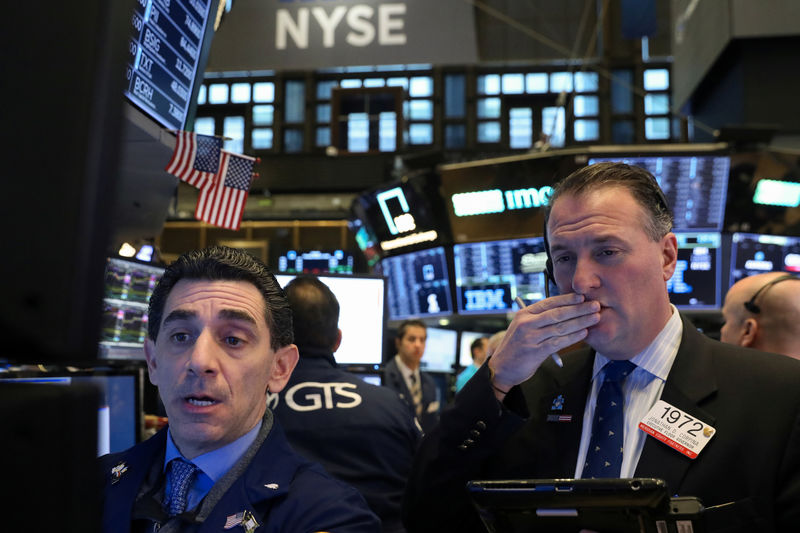 © Reuters. Traders work on the floor of the NYSE in New York