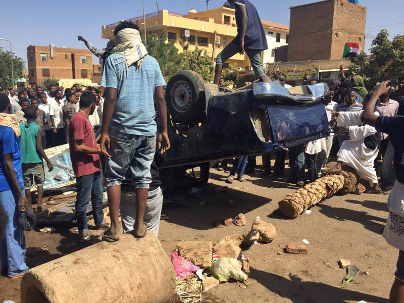 © Reuters. تحليل- خبراء: يجب على السودان تنفيذ إصلاحات أو طلب إنقاذ مالي لانتشال الاقتصاد من وهدته