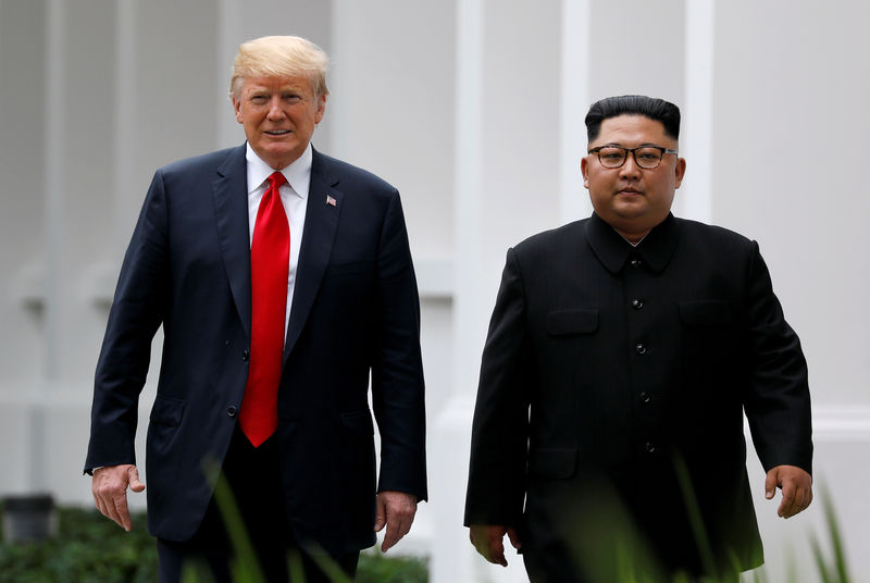 © Reuters. FILE PHOTO: U.S. President Donald Trump and North Korean leader Kim Jong Un walk after lunch at the Capella Hotel on Sentosa island in Singapore