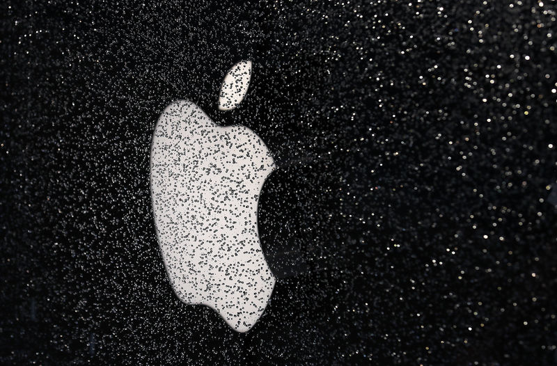 © Reuters. Apple's logo is seen outside flagship store downtown Milan