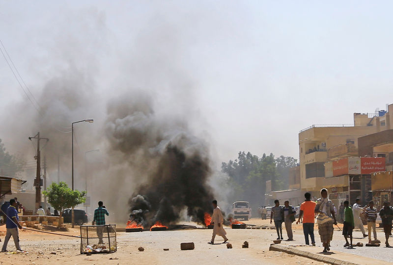 © Reuters. جنازة محتج في السودان تتحول لنقطة انطلاق جديدة للاحتجاجات