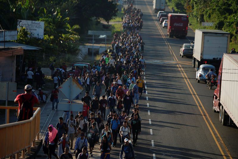 © Reuters. Migrantes caminham em sua jornada em direção aos Estados Unidos nos arredores de Ciudad Hidalgo, no México