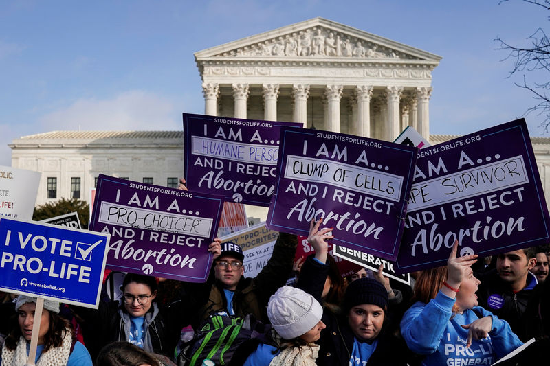 © Reuters. Anti-abortion marchers rally at the Supreme Court during the 46th annual March for Life in Washington