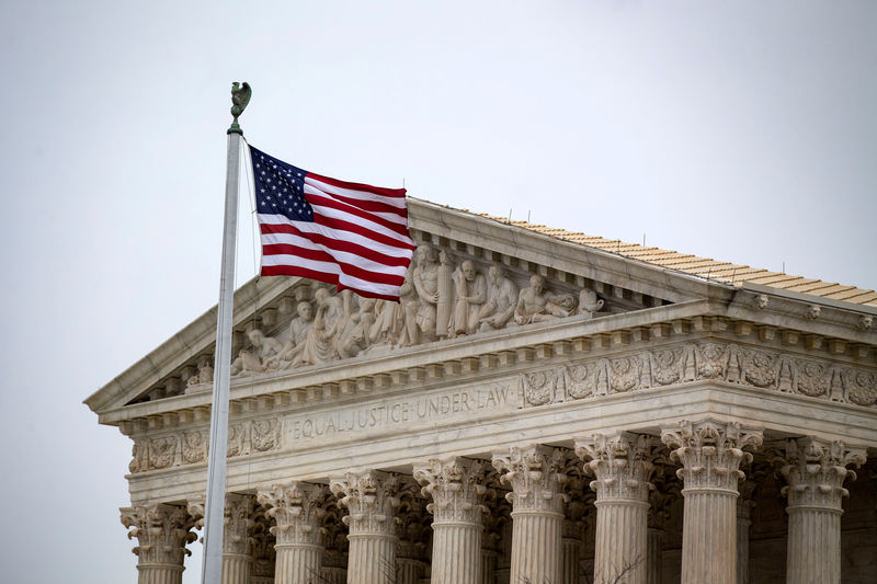 © Reuters. FILE PHOTO: The U.S. Supreme Court is seen in Washington