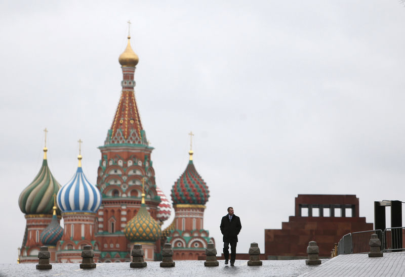 © Reuters. A man walks along Red Square in Moscow