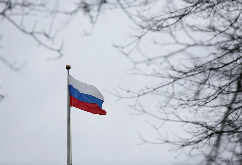 © Reuters. Bandeira da Rússia no Consulado Geral do país em Seattle