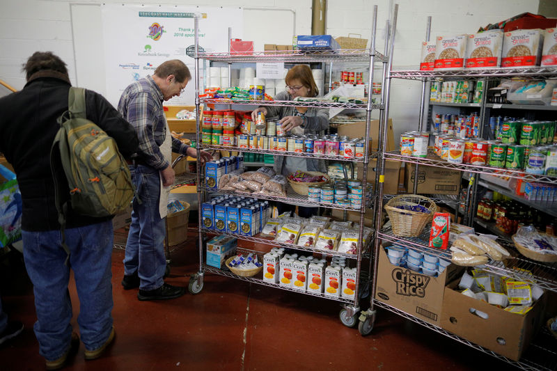 © Reuters. Volunteers stock the shelves of Gather food pantry in Portsmouth