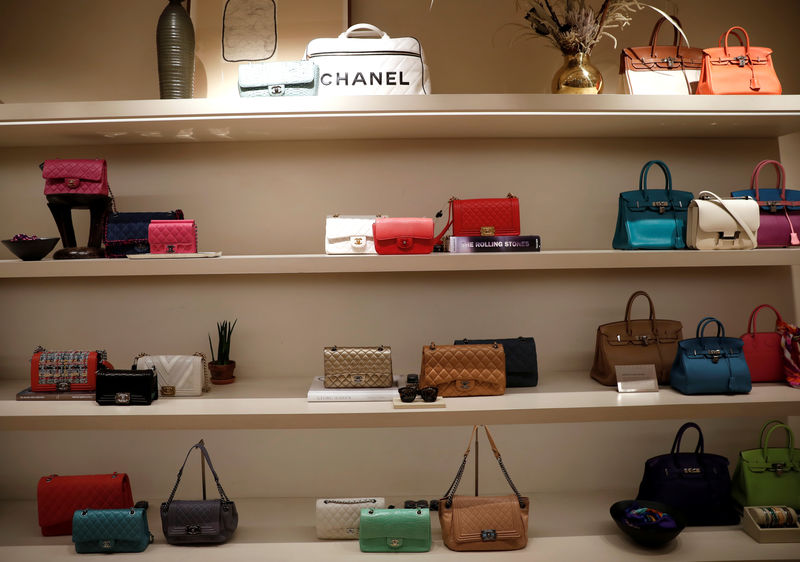 © Reuters. FILE PHOTO:  Luxury handbags for sale are displayed at The RealReal shop, a seven-year-old online reseller of luxury items on consignment in the Soho section of Manhattan, in New York City