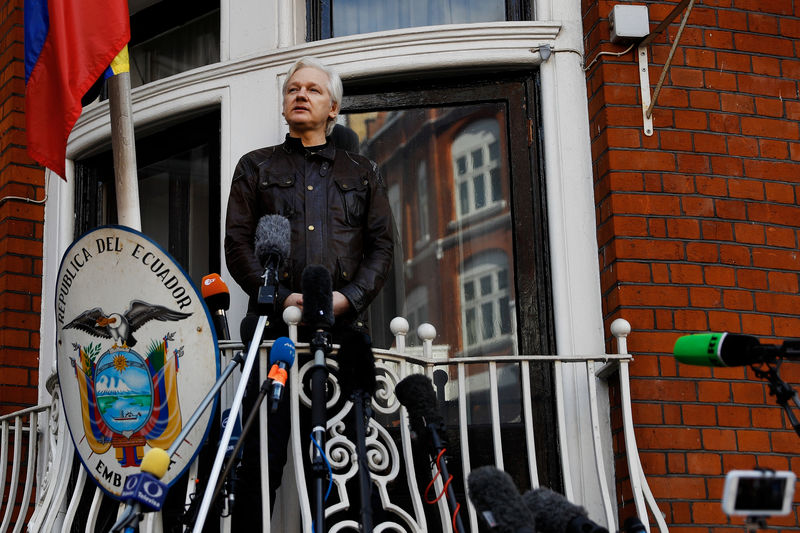 © Reuters. WikiLeaks founder Julian Assange is seen on the balcony of the Ecuadorian Embassy in London