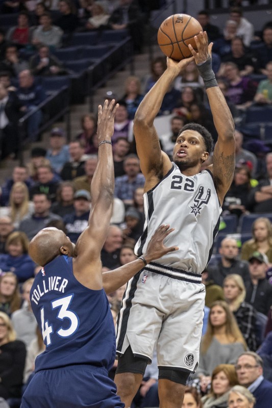 © Reuters. NBA: San Antonio Spurs at Minnesota Timberwolves