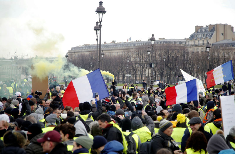 © Reuters. Los "chalecos amarillos" se reunen en París para su décimo fin de semana de protestas