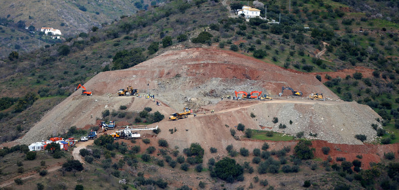 © Reuters. Los técnicos preparan el túnel para rescatar al niño atrapado en un pozo en Málaga