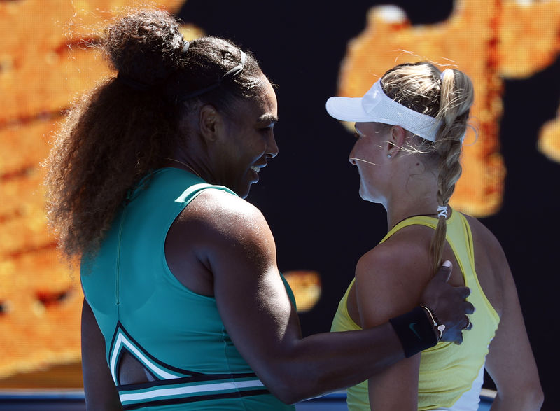 © Reuters. Serena consuela a su adolescente rival tras pasar a octavos en Australia