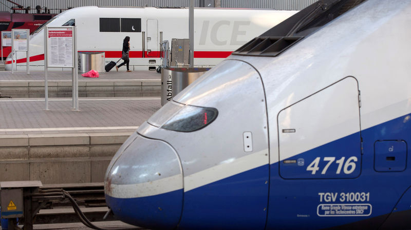 © Reuters. FILE PHOTO: French High Speed Train (TGV) made by French train maker Alstom stops next to a German High Speed Train (ICE) made by Siemens at Munich's railway station