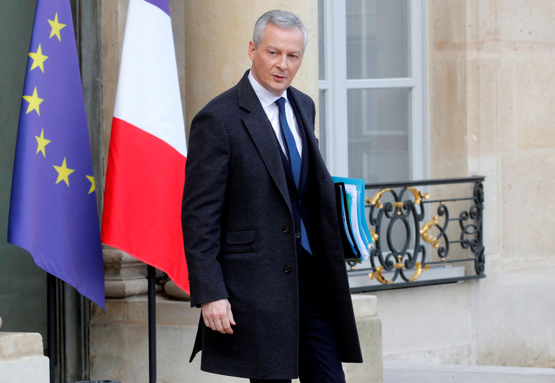 © Reuters. French Finance Minister Bruno Le Maire leaves following the weekly cabinet meeting at the Elysee Palace in Paris